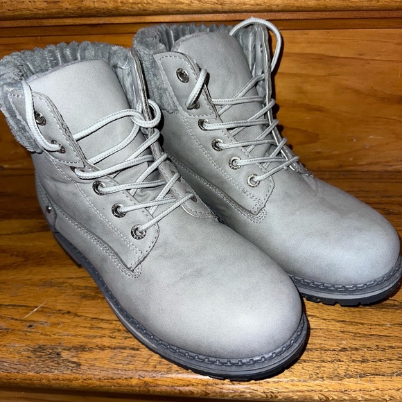 EUC CHINESE LAUNDRY - Picture 6 of 9